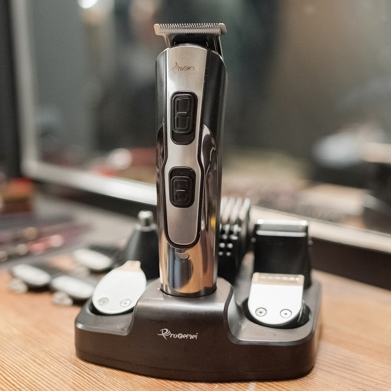 Професійна машинка для стрижки Gemei GM 592 (10 в 1) - Практичний вибір за бюджетною вартістю